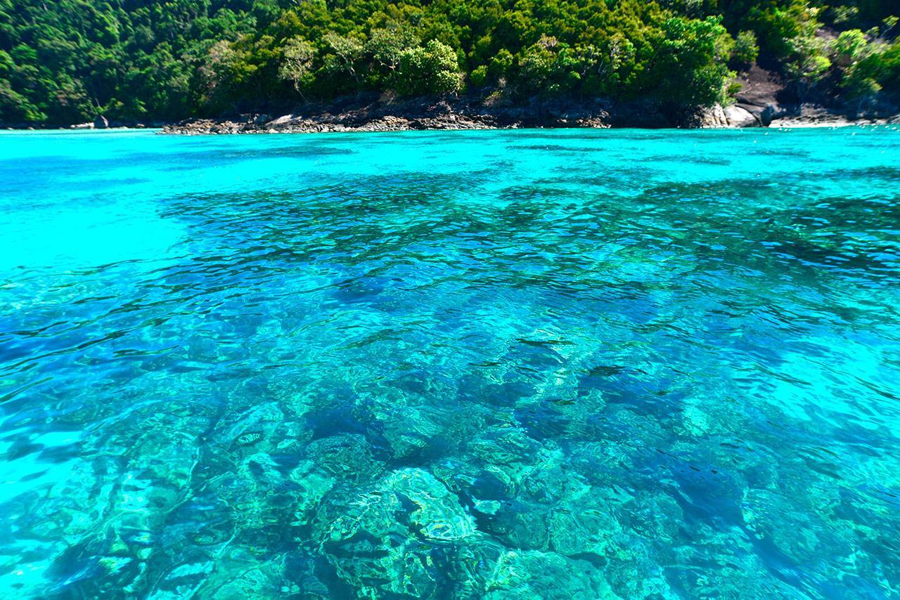 Кристально чистая вода на островах Сурин
