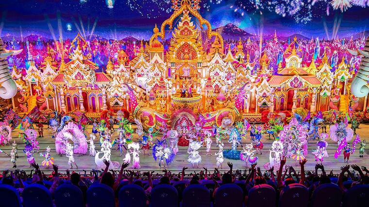 Сцена River Carnival Parade шириной больше 70 метров: весь состав шоу перед зрителями