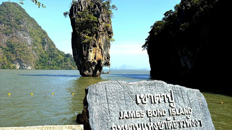 Скала Ко Тапу и камень с надписью James Bond Island на острове Кхао Пинг Кан