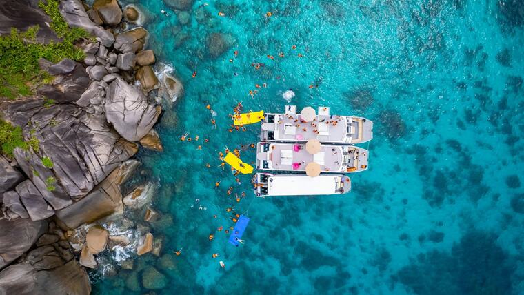 Катамаран SeaStar и гости со снорклингом у гранитных скал Симиланских островов — вид сверху