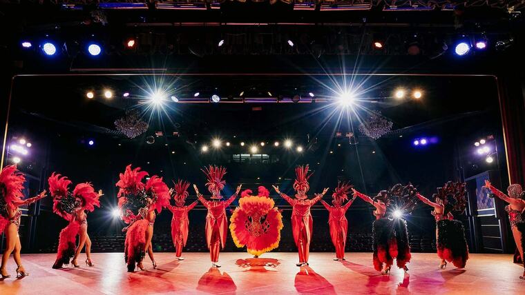Сцена Simon Cabaret в Патонге: труппа в красных костюмах с перьями выстроилась в линию под софитами