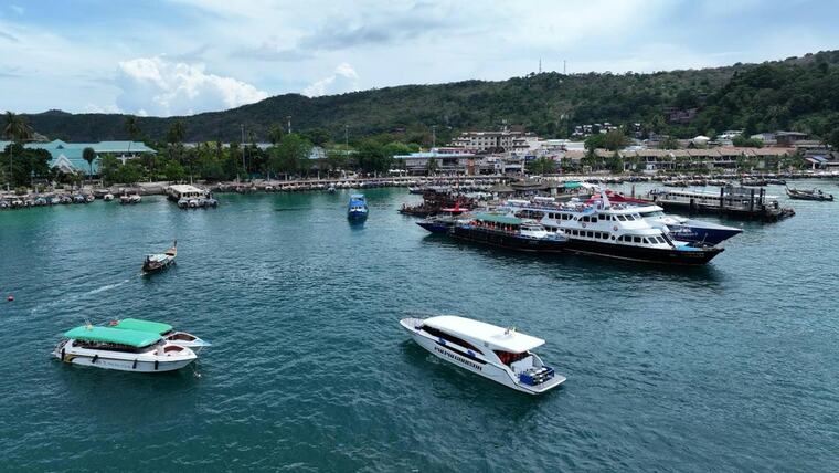 Бухта Тонсай на Пхи-Пхи Дон сверху: паромы у пирса и спидботы на воде