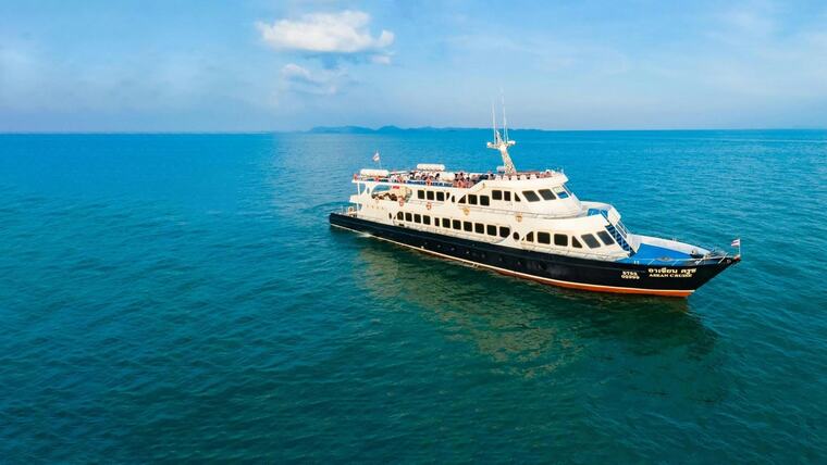 Паром Phi Phi Cruiser в открытом Андаманском море по пути с Пхукета на Пхи-Пхи