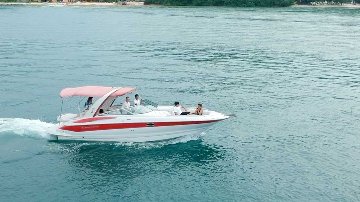 Моторный катер Crownline 32 для аренды на Пхукете