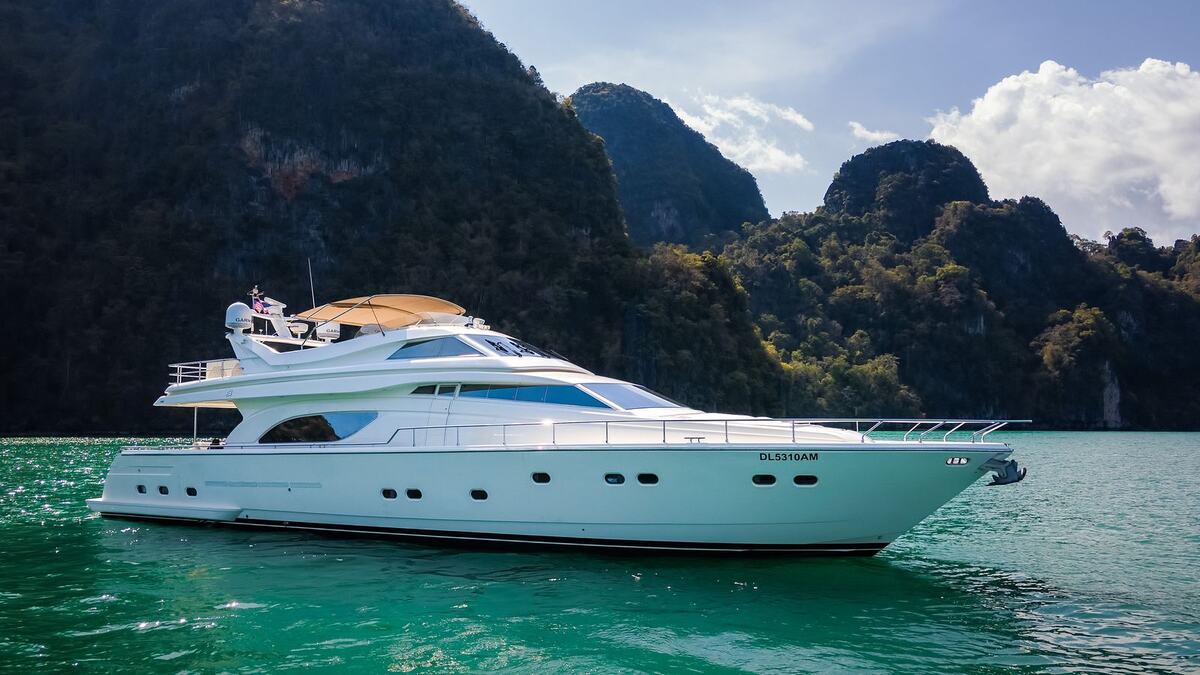 Моторная яхта Ferretti 80 Sofia на бирюзовой воде у известняковых скал