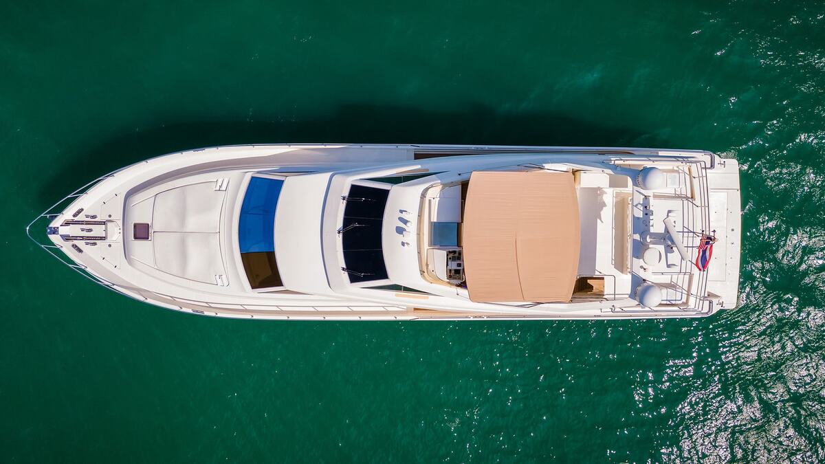 Яхта Ferretti 80 Sofia сверху: флайбридж с тентом и носовая палуба