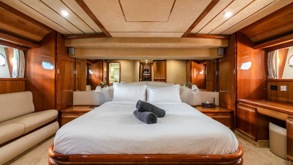 Каюта с двуспальной кроватью на яхте Ferretti 80 Sofia