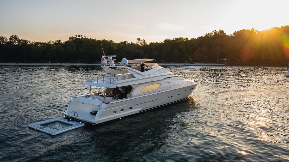 Яхта Ferretti 80 Sofia на закате у лесистого берега